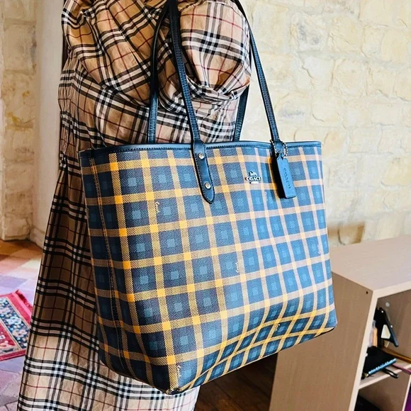 Coach - Picture 2 of 7